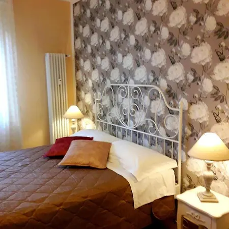 לינה וארוחת בוקר Mercedes